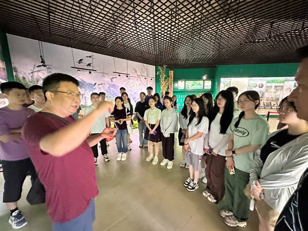 色站导航
党委书记凌晓明在黄连山宣教中心开展思政教育。重庆大学供图