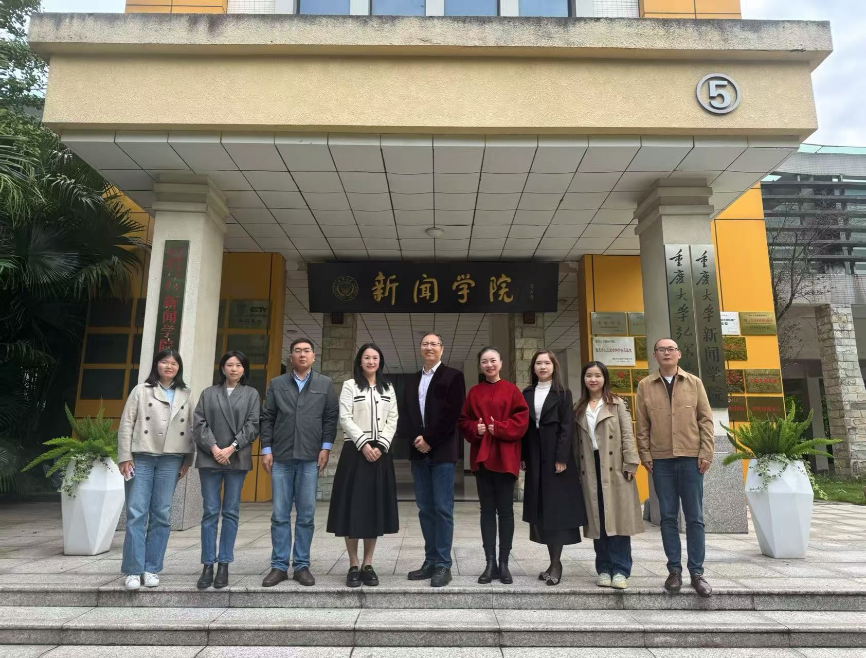 一群人站在建筑前AI 生成的内容可能不正确。